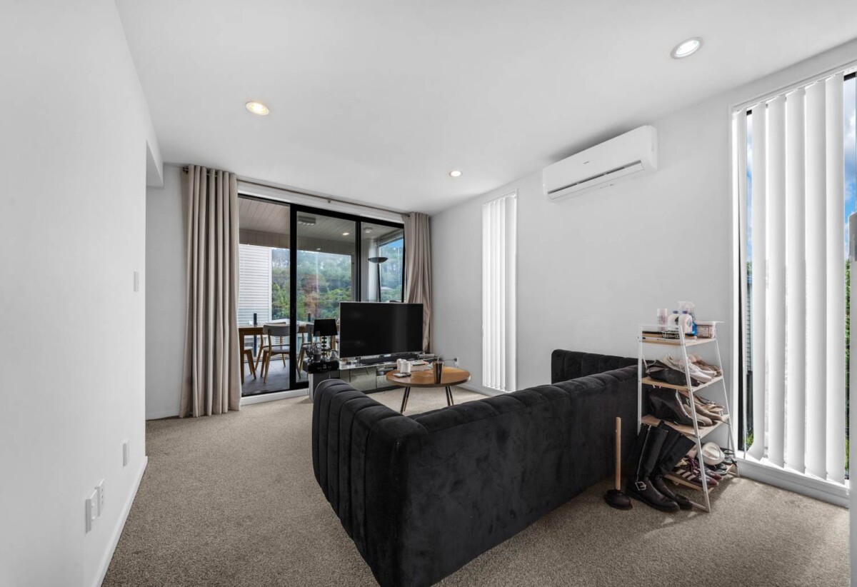 3 beds 2.5 baths home with garage for 2 cars, close to schools, Albany Mall, motorway access, 1.5 km to Albany Senior High School, 2.3 km to Albany School, 3.6 km to Albany Junior High School, 17/10 Silver Moon Road, Albany Heights, Auckland