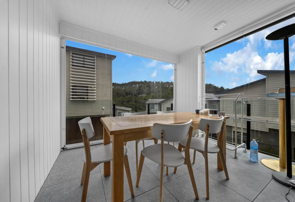 3 beds 2.5 baths home with garage for 2 cars, close to schools, Albany Mall, motorway access, 1.5 km to Albany Senior High School, 2.3 km to Albany School, 3.6 km to Albany Junior High School, 17/10 Silver Moon Road, Albany Heights, Auckland