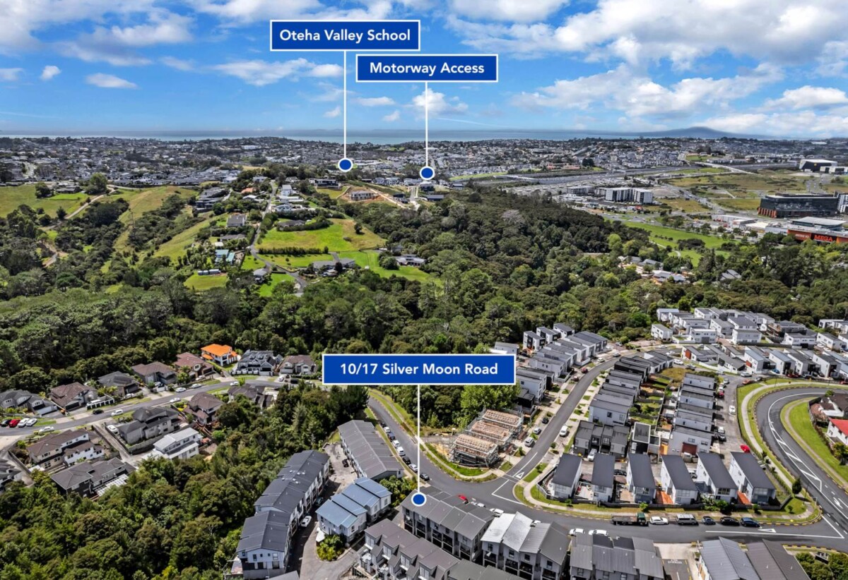 3 beds 2.5 baths home with garage for 2 cars, close to schools, Albany Mall, motorway access, 1.5 km to Albany Senior High School, 2.3 km to Albany School, 3.6 km to Albany Junior High School, 17/10 Silver Moon Road, Albany Heights, Auckland