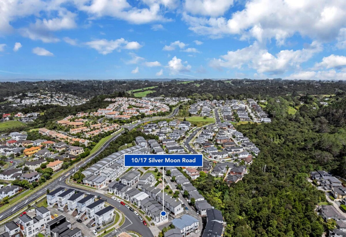 3 beds 2.5 baths home with garage for 2 cars, close to schools, Albany Mall, motorway access, 1.5 km to Albany Senior High School, 2.3 km to Albany School, 3.6 km to Albany Junior High School, 17/10 Silver Moon Road, Albany Heights, Auckland