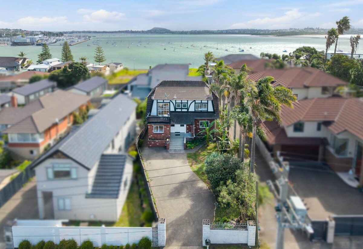 Macleans College zone, 4 beds + office room 2.5 baths house on 352m2 section, walks to school, beaches, 0.8 km to Bucklands Beach Primary School, 1.2 km to Bucklands Beach Intermediate, 1.3 km to Macleans College, 139 Bucklands Beach Road, Bucklands Beach, Auckland