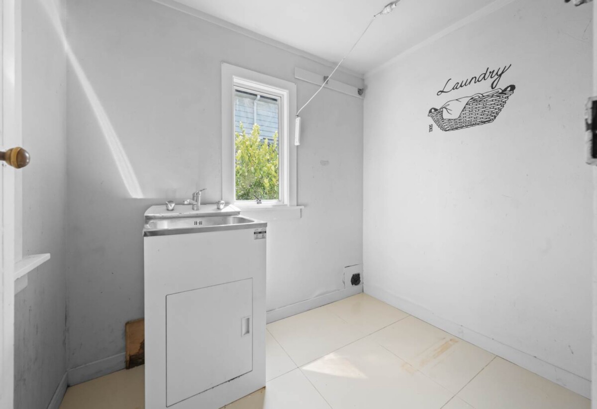 Macleans College zone, 4 beds + office room 2.5 baths house on 352m2 section, walks to school, beaches, 0.8 km to Bucklands Beach Primary School, 1.2 km to Bucklands Beach Intermediate, 1.3 km to Macleans College, 139 Bucklands Beach Road, Bucklands Beach, Auckland