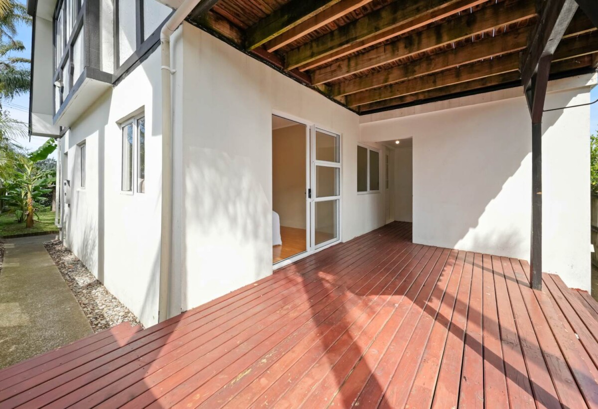 Macleans College zone, 4 beds + office room 2.5 baths house on 352m2 section, walks to school, beaches, 0.8 km to Bucklands Beach Primary School, 1.2 km to Bucklands Beach Intermediate, 1.3 km to Macleans College, 139 Bucklands Beach Road, Bucklands Beach, Auckland