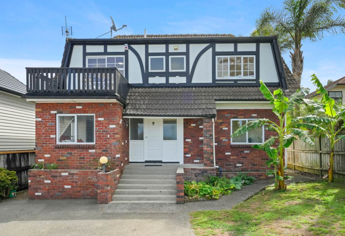 Macleans College zone, 4 beds + office room 2.5 baths house on 352m2 section, walks to school, beaches, 0.8 km to Bucklands Beach Primary School, 1.2 km to Bucklands Beach Intermediate, 1.3 km to Macleans College, 139 Bucklands Beach Road, Bucklands Beach, Auckland