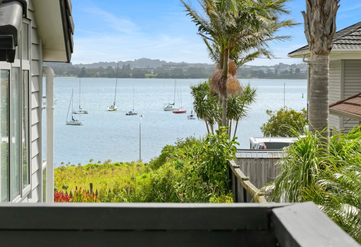 Macleans College zone, 4 beds + office room 2.5 baths house on 352m2 section, walks to school, beaches, 0.8 km to Bucklands Beach Primary School, 1.2 km to Bucklands Beach Intermediate, 1.3 km to Macleans College, 139 Bucklands Beach Road, Bucklands Beach, Auckland
