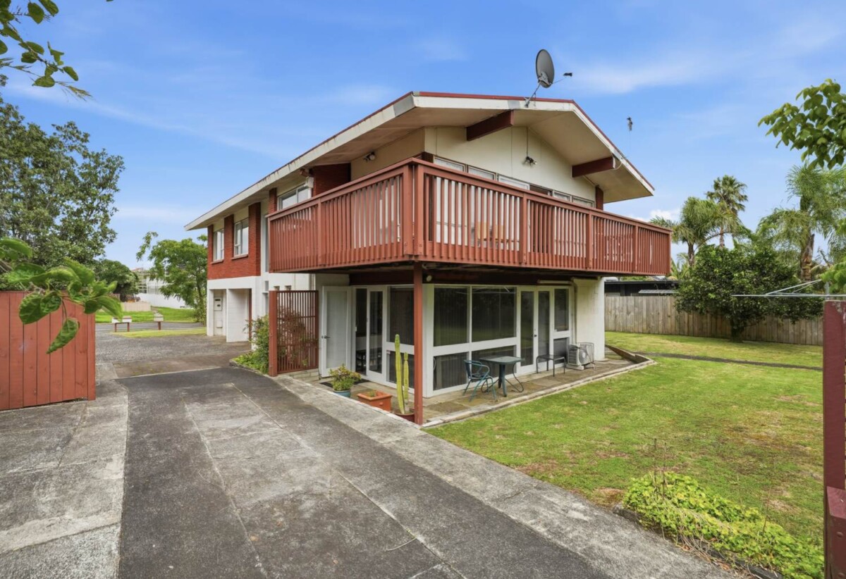 Brick and tile Home and Income on 675m² with RC, upstairs 3 beds 1 beds home, daownstairs 1bed + study 1 bath, double garage, with RC for 4 standalone homes, 0.4 km to Farm Cove Intermediate, 0.7 km to Wakaaranga School, 0.9 km to Sunny Hills School, 1.4 km to Pakuranga College, 201 Fisher Parade, Farm Cove, Auckland