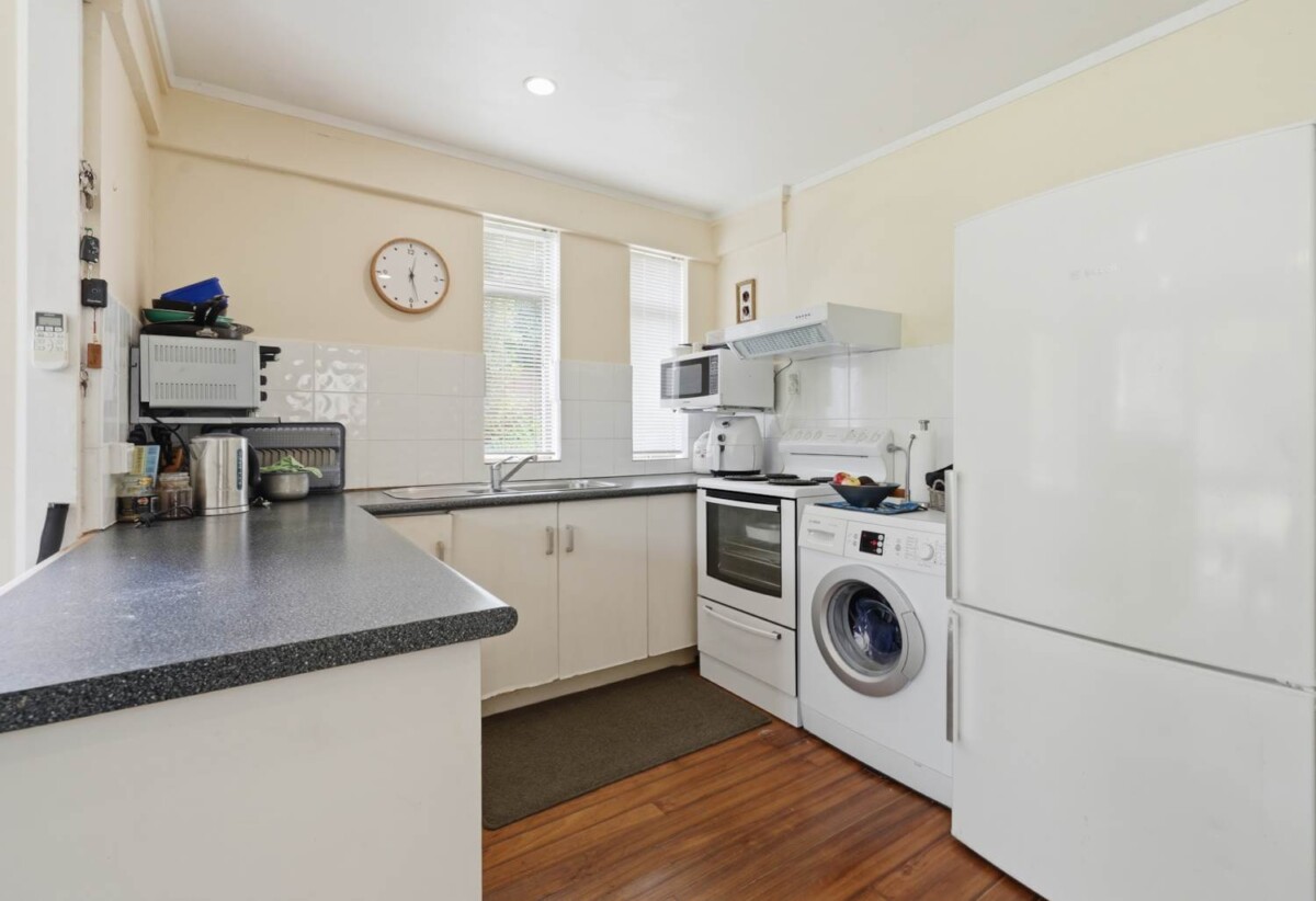 Brick and tile Home and Income on 675m² with RC, upstairs 3 beds 1 beds home, daownstairs 1bed + study 1 bath, double garage, with RC for 4 standalone homes, 0.4 km to Farm Cove Intermediate, 0.7 km to Wakaaranga School, 0.9 km to Sunny Hills School, 1.4 km to Pakuranga College, 201 Fisher Parade, Farm Cove, Auckland