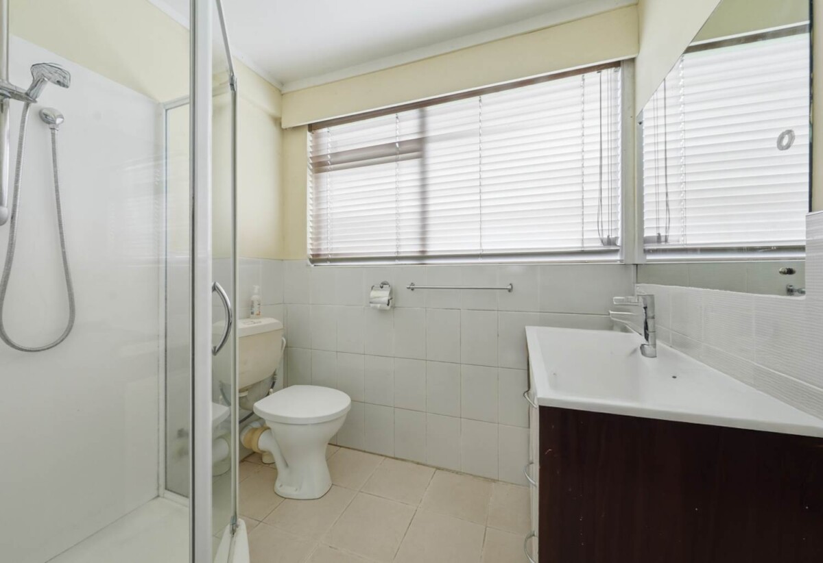 Brick and tile Home and Income on 675m² with RC, upstairs 3 beds 1 beds home, daownstairs 1bed + study 1 bath, double garage, with RC for 4 standalone homes, 0.4 km to Farm Cove Intermediate, 0.7 km to Wakaaranga School, 0.9 km to Sunny Hills School, 1.4 km to Pakuranga College, 201 Fisher Parade, Farm Cove, Auckland