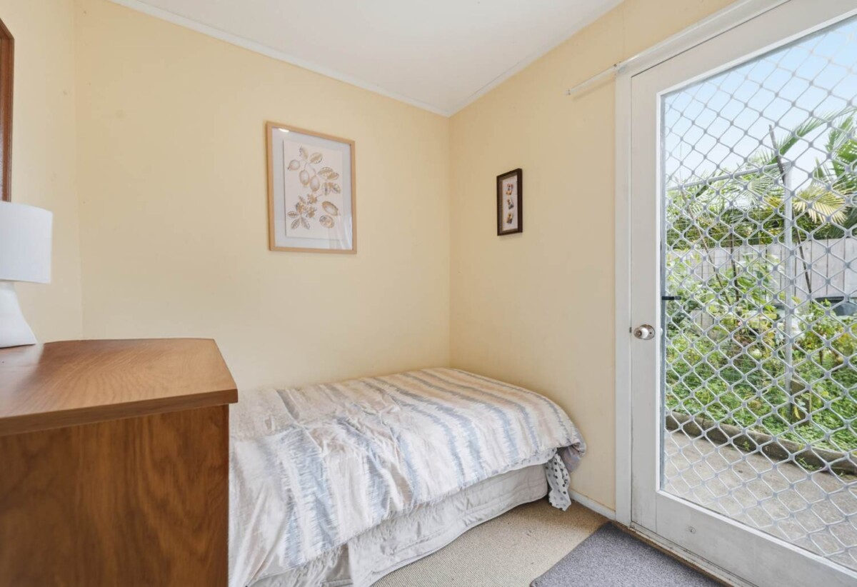 Brick and tile Home and Income on 675m² with RC, upstairs 3 beds 1 beds home, daownstairs 1bed + study 1 bath, double garage, with RC for 4 standalone homes, 0.4 km to Farm Cove Intermediate, 0.7 km to Wakaaranga School, 0.9 km to Sunny Hills School, 1.4 km to Pakuranga College, 201 Fisher Parade, Farm Cove, Auckland