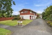 Brick and tile Home and Income on 675m² with RC, upstairs 3 beds 1 beds home, daownstairs 1bed + study 1 bath, double garage, with RC for 4 standalone homes, 0.4 km to Farm Cove Intermediate, 0.7 km to Wakaaranga School, 0.9 km to Sunny Hills School, 1.4 km to Pakuranga College, 201 Fisher Parade, Farm Cove, Auckland