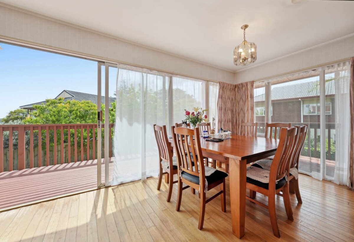 Brick and tile Home and Income on 675m² with RC, upstairs 3 beds 1 beds home, daownstairs 1bed + study 1 bath, double garage, with RC for 4 standalone homes, 0.4 km to Farm Cove Intermediate, 0.7 km to Wakaaranga School, 0.9 km to Sunny Hills School, 1.4 km to Pakuranga College, 201 Fisher Parade, Farm Cove, Auckland