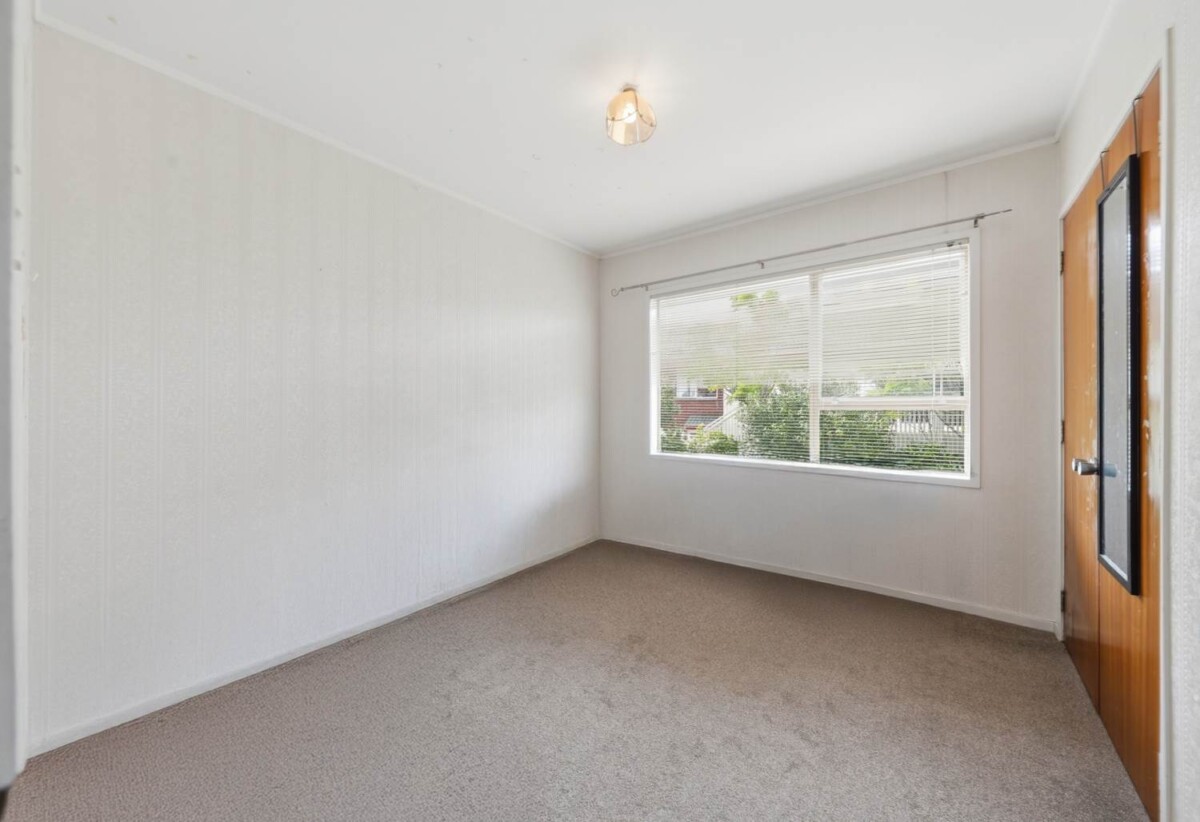 Brick and tile Home and Income on 675m² with RC, upstairs 3 beds 1 beds home, daownstairs 1bed + study 1 bath, double garage, with RC for 4 standalone homes, 0.4 km to Farm Cove Intermediate, 0.7 km to Wakaaranga School, 0.9 km to Sunny Hills School, 1.4 km to Pakuranga College, 201 Fisher Parade, Farm Cove, Auckland