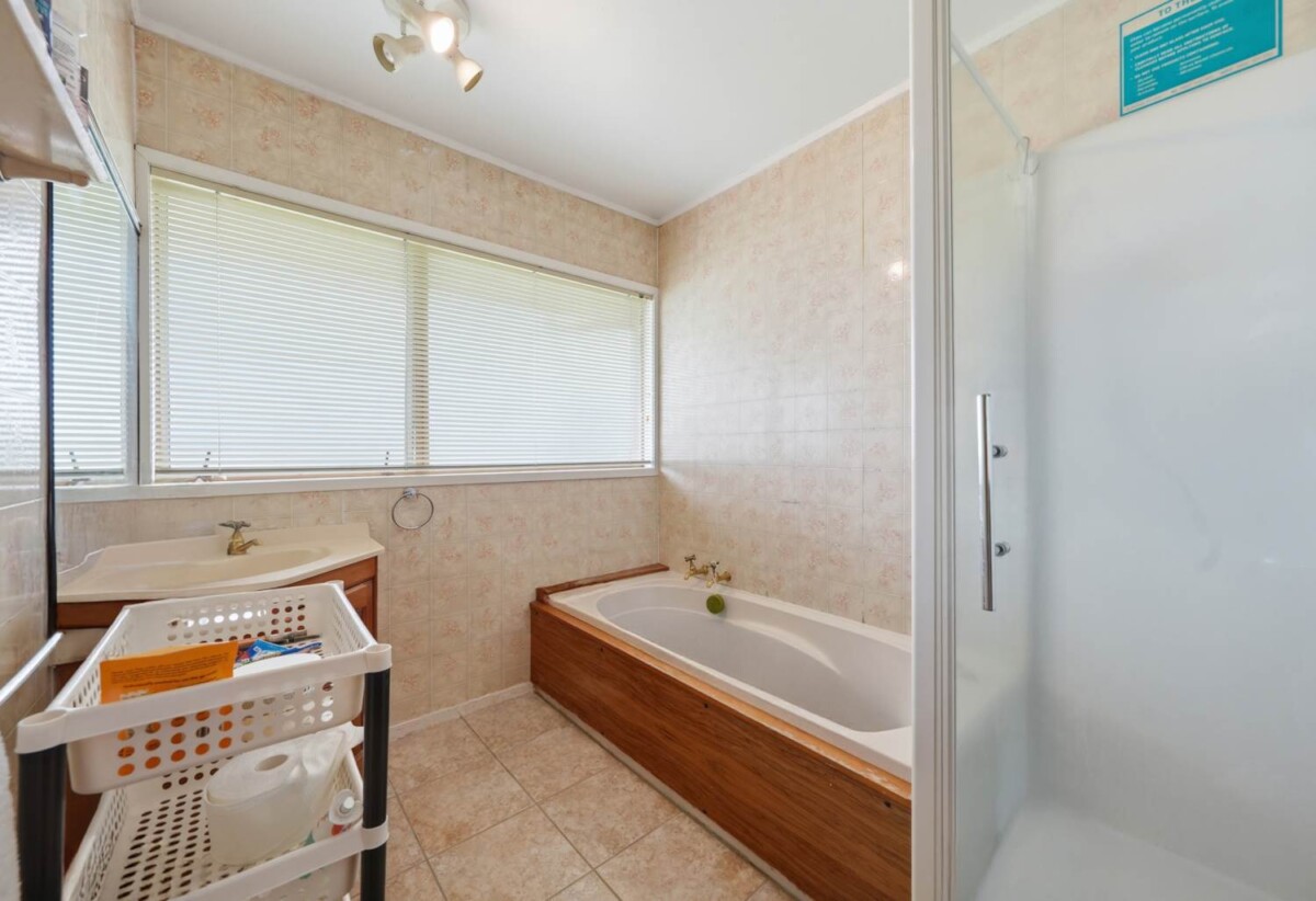 Brick and tile Home and Income on 675m² with RC, upstairs 3 beds 1 beds home, daownstairs 1bed + study 1 bath, double garage, with RC for 4 standalone homes, 0.4 km to Farm Cove Intermediate, 0.7 km to Wakaaranga School, 0.9 km to Sunny Hills School, 1.4 km to Pakuranga College, 201 Fisher Parade, Farm Cove, Auckland