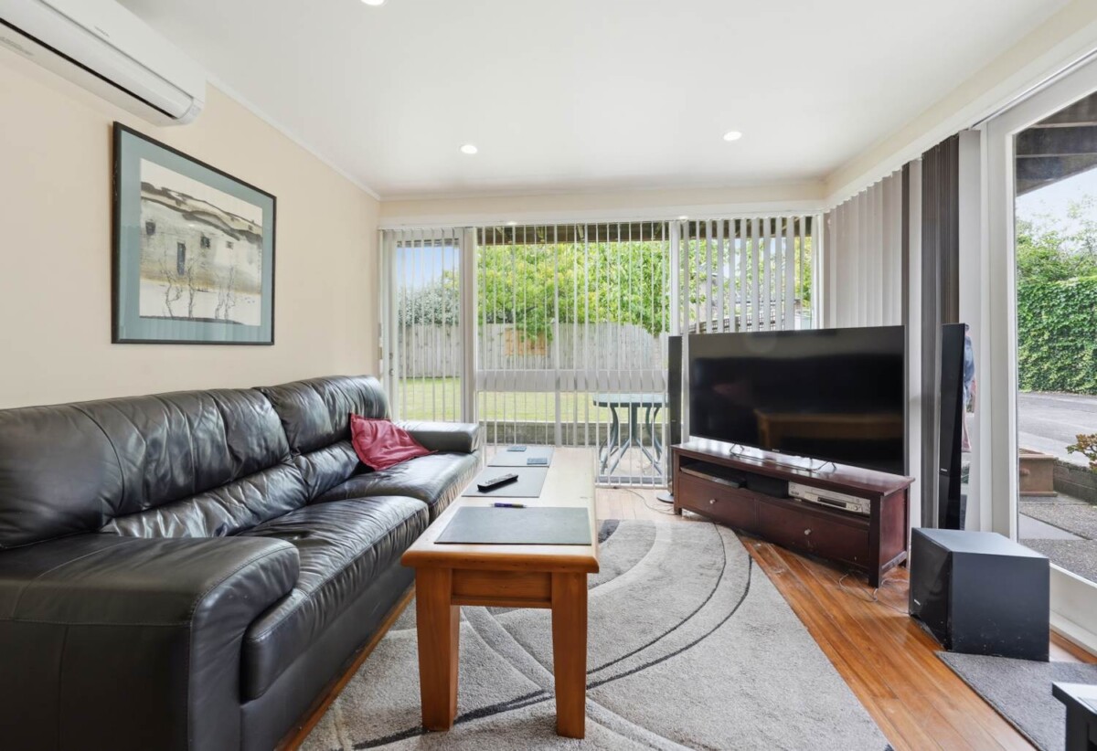 Brick and tile Home and Income on 675m² with RC, upstairs 3 beds 1 beds home, daownstairs 1bed + study 1 bath, double garage, with RC for 4 standalone homes, 0.4 km to Farm Cove Intermediate, 0.7 km to Wakaaranga School, 0.9 km to Sunny Hills School, 1.4 km to Pakuranga College, 201 Fisher Parade, Farm Cove, Auckland