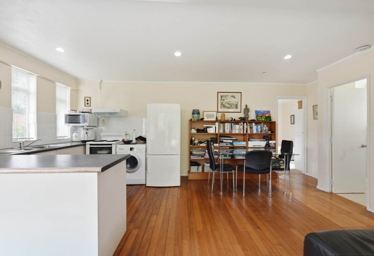 Brick and tile Home and Income on 675m² with RC, upstairs 3 beds 1 beds home, daownstairs 1bed + study 1 bath, double garage, with RC for 4 standalone homes, 0.4 km to Farm Cove Intermediate, 0.7 km to Wakaaranga School, 0.9 km to Sunny Hills School, 1.4 km to Pakuranga College, 201 Fisher Parade, Farm Cove, Auckland