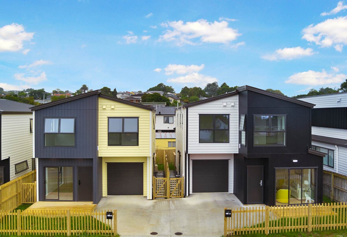 Brandnew standalone 4 beds 2.5 baths with garage and 5 beds 3 baths with garage, 0.4 km to Howick Primary School, 0.6 km to Howick Intermediate, 1.4 km to Pakuranga College, 40 A&B Finnerty Avenue, Howick, Auckland