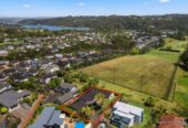 Located next to the iconic golf course, Renovated 6 beds 3 baths house with double garage on 800m2 section, 0.4 km to Albany Junior High School, 1.6 km to Albany School, 34 English Oak Drive, Albany, Auckland