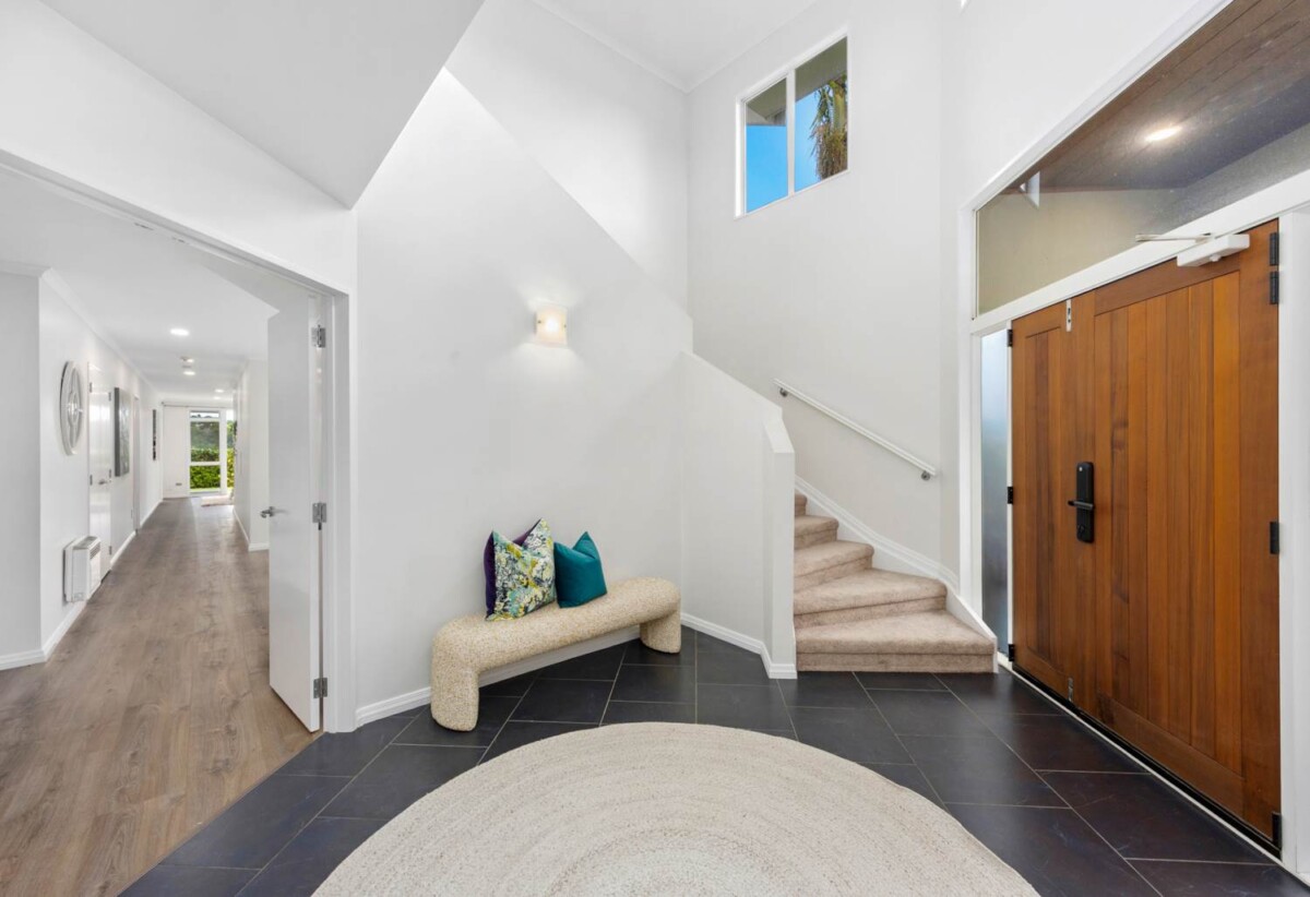 Located next to the iconic golf course, Renovated 6 beds 3 baths house with double garage on 800m2 section, 0.4 km to Albany Junior High School, 1.6 km to Albany School, 34 English Oak Drive, Albany, Auckland