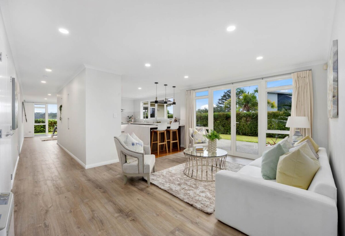Located next to the iconic golf course, Renovated 6 beds 3 baths house with double garage on 800m2 section, 0.4 km to Albany Junior High School, 1.6 km to Albany School, 34 English Oak Drive, Albany, Auckland