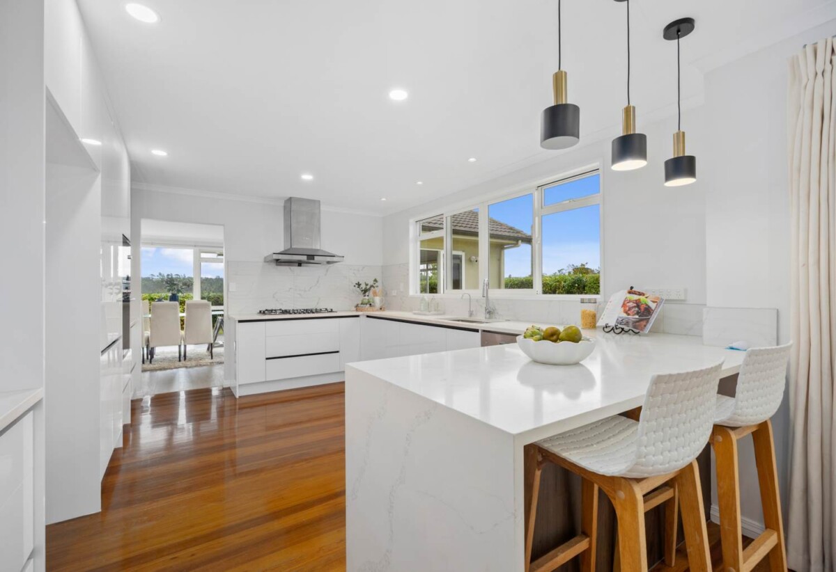 Located next to the iconic golf course, Renovated 6 beds 3 baths house with double garage on 800m2 section, 0.4 km to Albany Junior High School, 1.6 km to Albany School, 34 English Oak Drive, Albany, Auckland