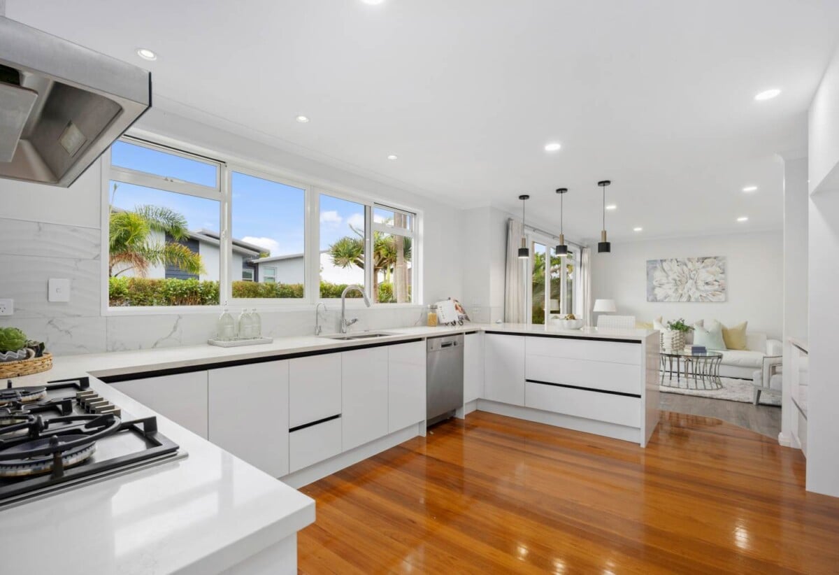 Located next to the iconic golf course, Renovated 6 beds 3 baths house with double garage on 800m2 section, 0.4 km to Albany Junior High School, 1.6 km to Albany School, 34 English Oak Drive, Albany, Auckland