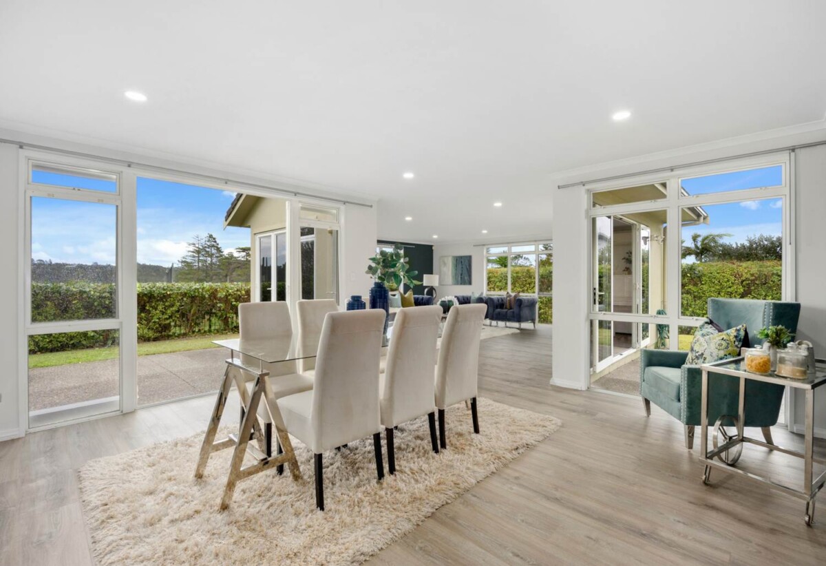 Located next to the iconic golf course, Renovated 6 beds 3 baths house with double garage on 800m2 section, 0.4 km to Albany Junior High School, 1.6 km to Albany School, 34 English Oak Drive, Albany, Auckland