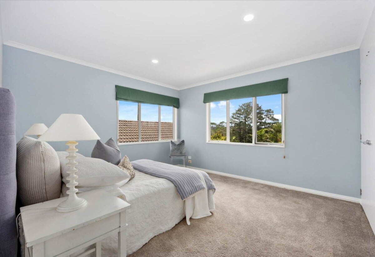 Located next to the iconic golf course, Renovated 6 beds 3 baths house with double garage on 800m2 section, 0.4 km to Albany Junior High School, 1.6 km to Albany School, 34 English Oak Drive, Albany, Auckland