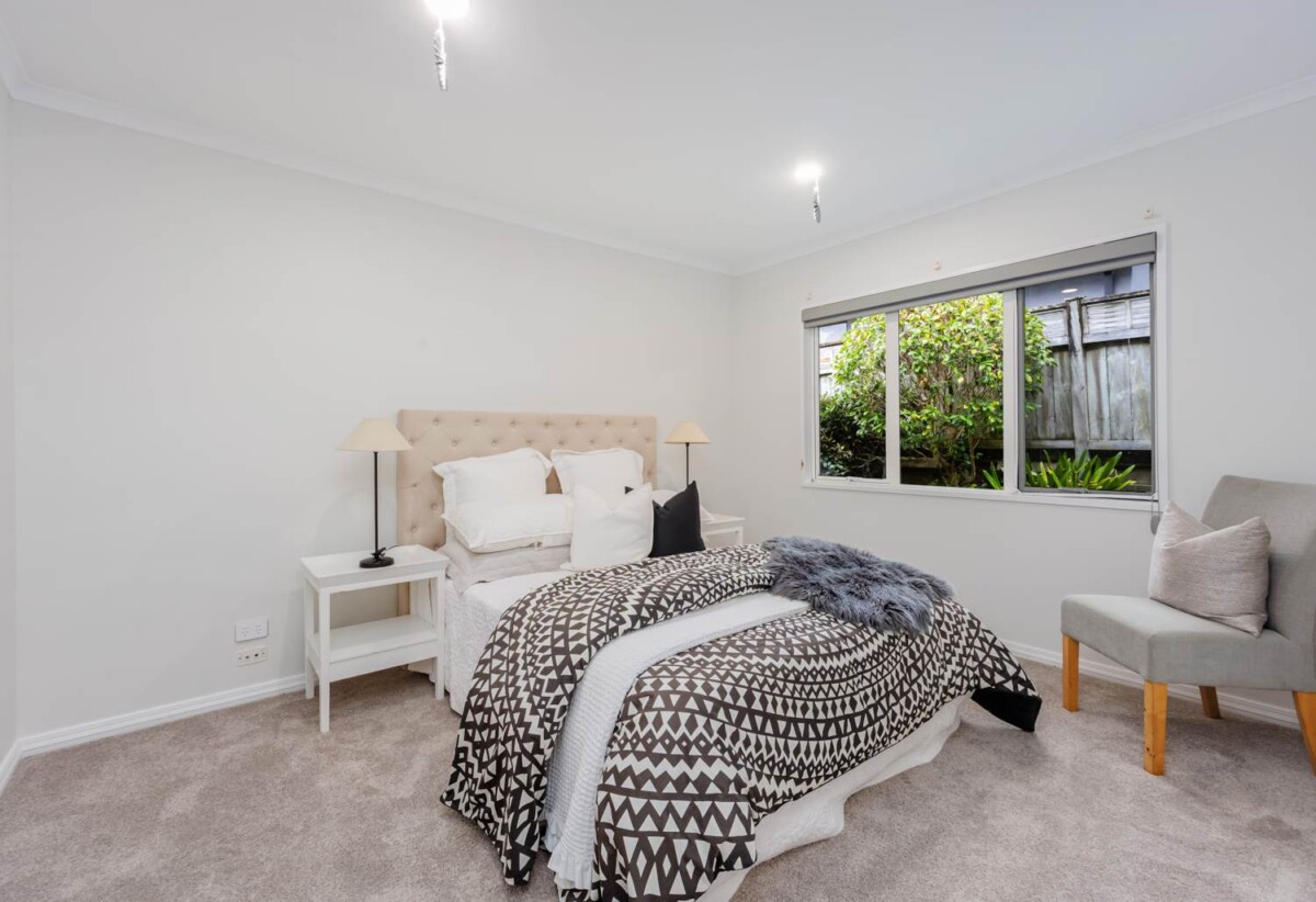 Located next to the iconic golf course, Renovated 6 beds 3 baths house with double garage on 800m2 section, 0.4 km to Albany Junior High School, 1.6 km to Albany School, 34 English Oak Drive, Albany, Auckland