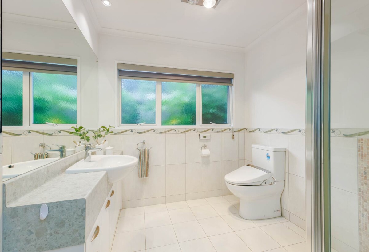 Located next to the iconic golf course, Renovated 6 beds 3 baths house with double garage on 800m2 section, 0.4 km to Albany Junior High School, 1.6 km to Albany School, 34 English Oak Drive, Albany, Auckland