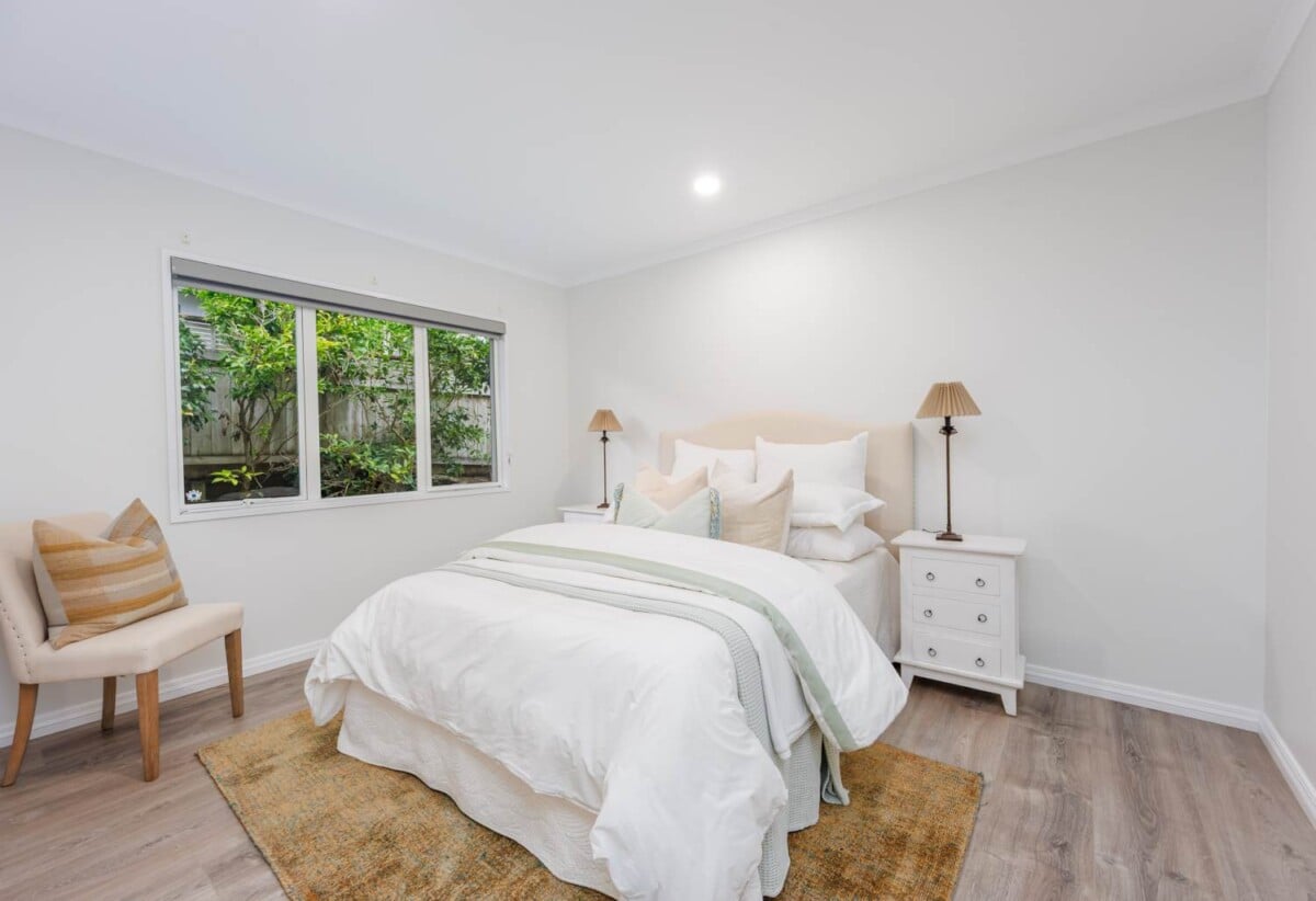Located next to the iconic golf course, Renovated 6 beds 3 baths house with double garage on 800m2 section, 0.4 km to Albany Junior High School, 1.6 km to Albany School, 34 English Oak Drive, Albany, Auckland