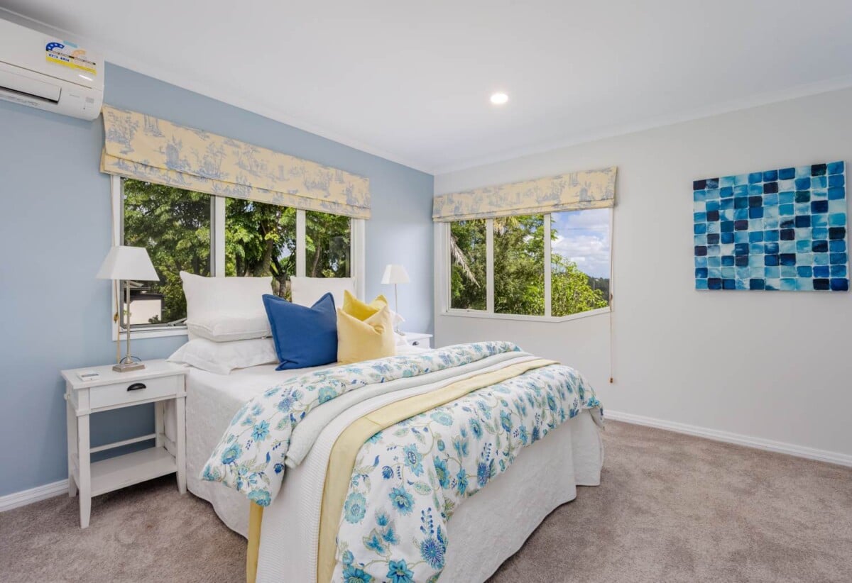 Located next to the iconic golf course, Renovated 6 beds 3 baths house with double garage on 800m2 section, 0.4 km to Albany Junior High School, 1.6 km to Albany School, 34 English Oak Drive, Albany, Auckland