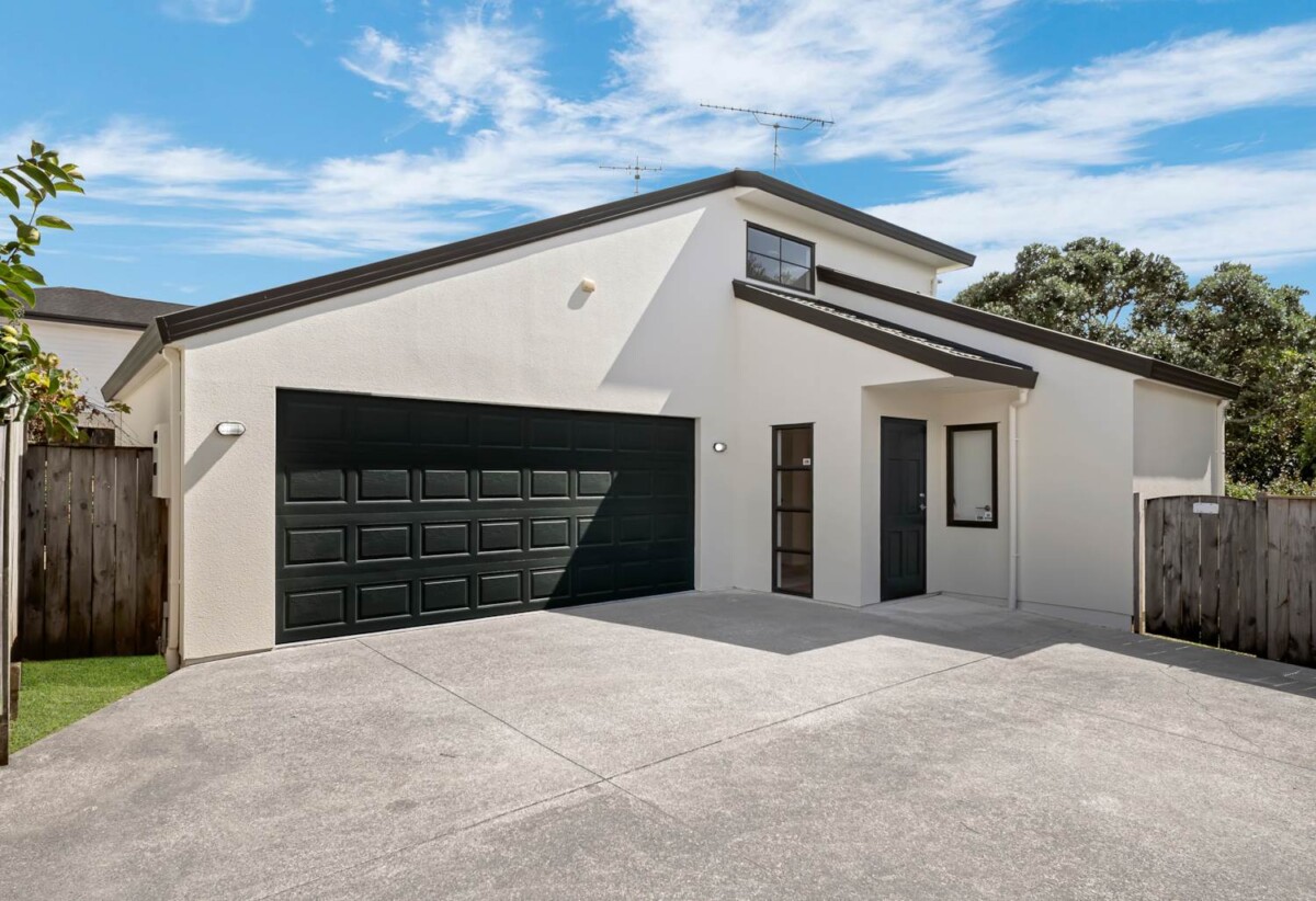 Renovated freehold 3 beds 2 baths house with double garage on 423m2 section, 0.4 km to Pakuranga Heights School, 0.6 km to Pakuranga Intermediate, 1.4 km to Edgewater College, 36A Greenhill Crescent, Pakuranga, Auckland