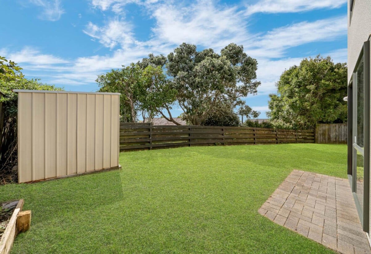 Renovated freehold 3 beds 2 baths house with double garage on 423m2 section, 0.4 km to Pakuranga Heights School, 0.6 km to Pakuranga Intermediate, 1.4 km to Edgewater College, 36A Greenhill Crescent, Pakuranga, Auckland
