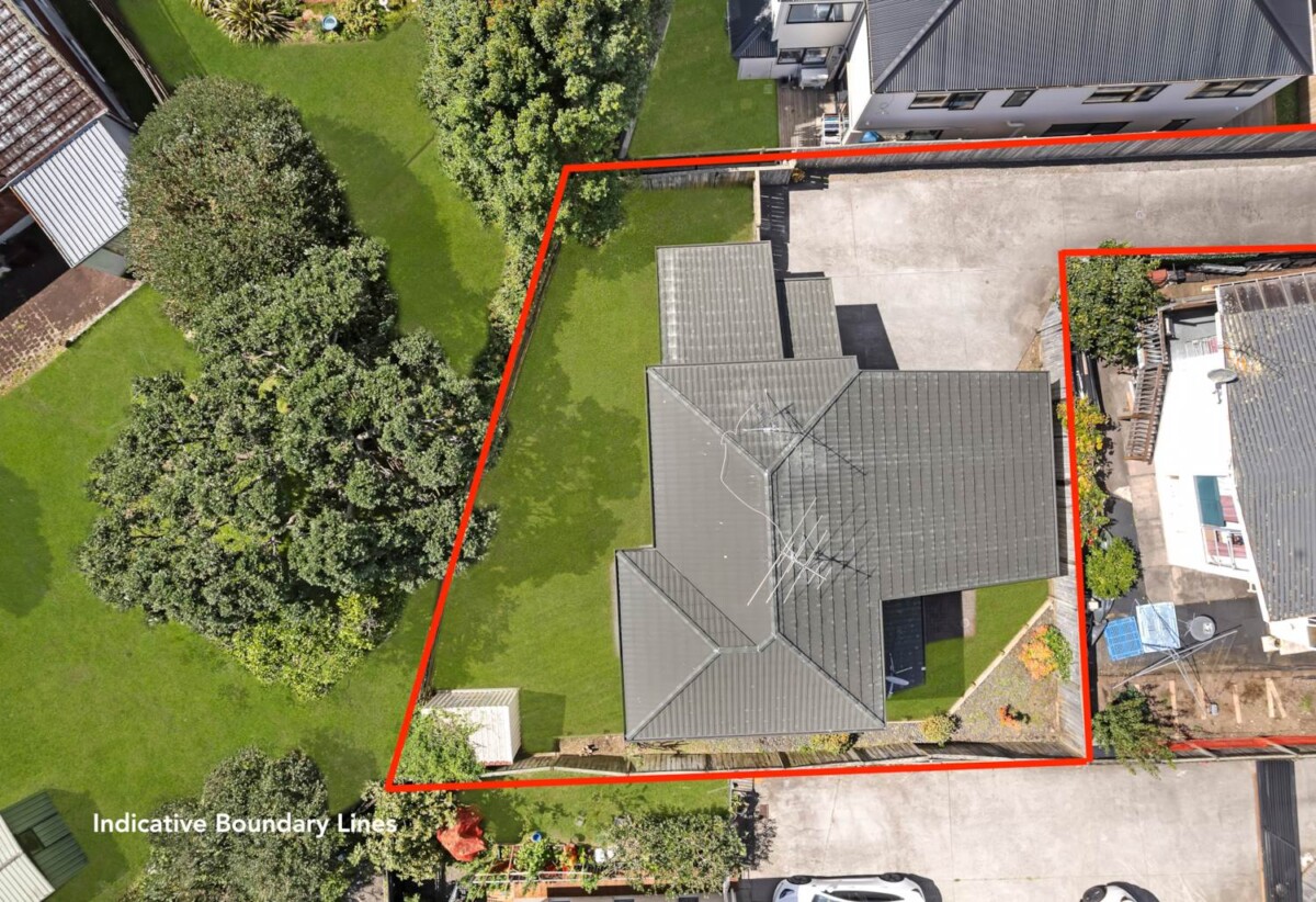 Renovated freehold 3 beds 2 baths house with double garage on 423m2 section, 0.4 km to Pakuranga Heights School, 0.6 km to Pakuranga Intermediate, 1.4 km to Edgewater College, 36A Greenhill Crescent, Pakuranga, Auckland
