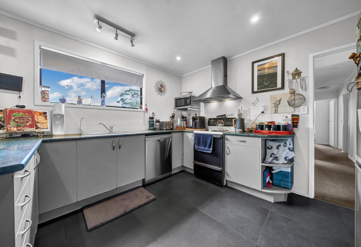 3 beds house with standalone double garage on 684m2 section, close to schools, scenic parks, shopping centres, 0.3 km to West Harbour School, 48 Fitzherbert Avenue, West Harbour, Auckland