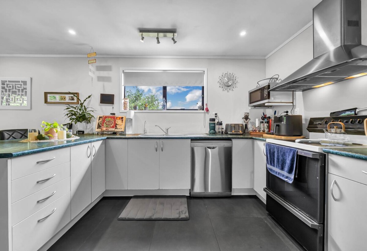 3 beds house with standalone double garage on 684m2 section, close to schools, scenic parks, shopping centres, 0.3 km to West Harbour School, 48 Fitzherbert Avenue, West Harbour, Auckland