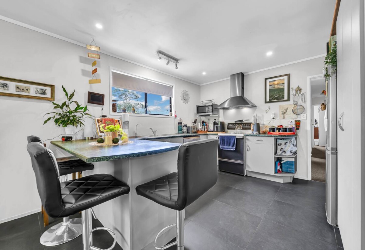 3 beds house with standalone double garage on 684m2 section, close to schools, scenic parks, shopping centres, 0.3 km to West Harbour School, 48 Fitzherbert Avenue, West Harbour, Auckland