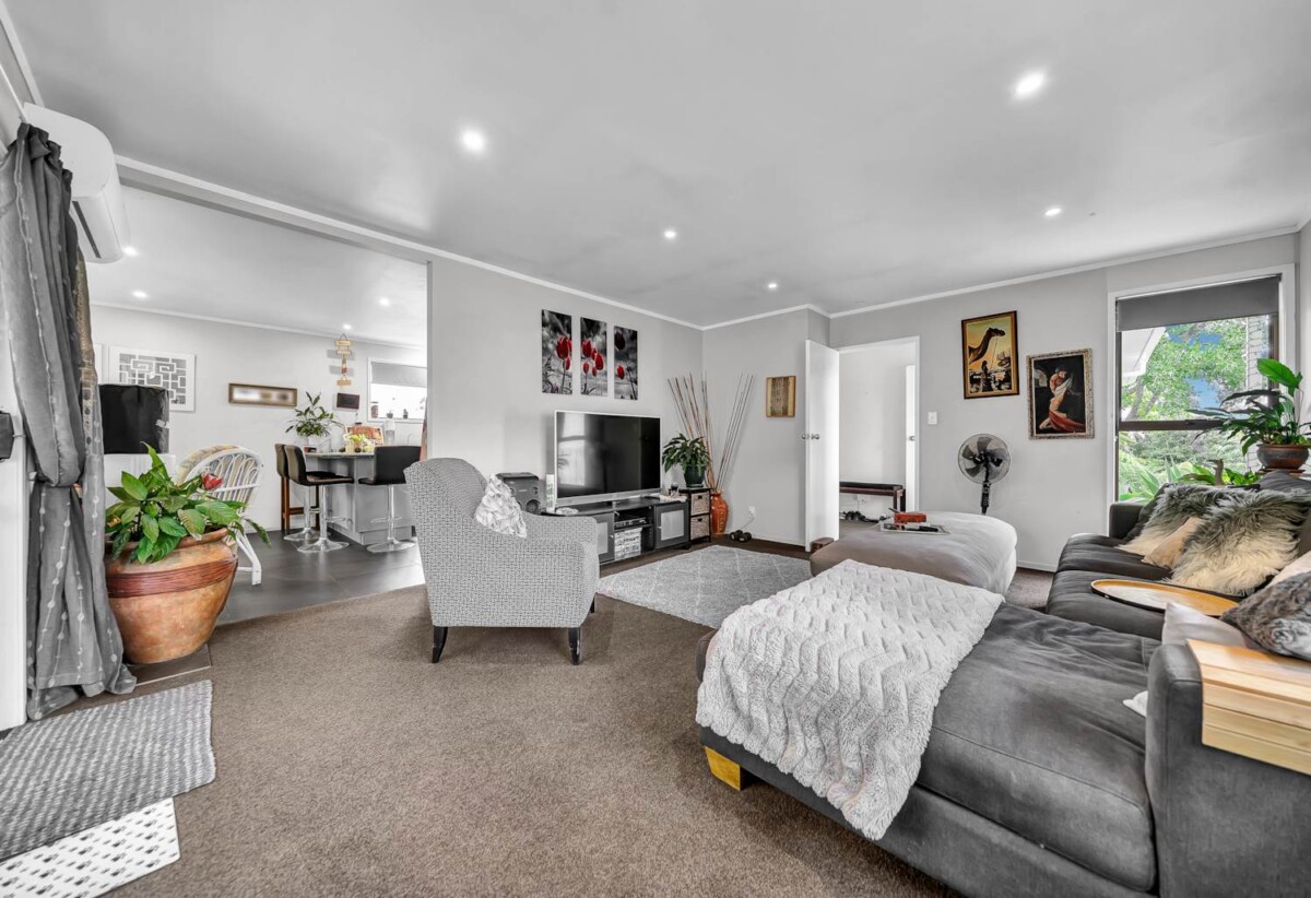 3 beds house with standalone double garage on 684m2 section, close to schools, scenic parks, shopping centres, 0.3 km to West Harbour School, 48 Fitzherbert Avenue, West Harbour, Auckland