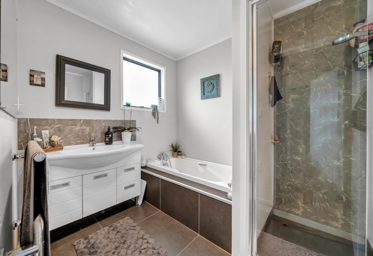 3 beds house with standalone double garage on 684m2 section, close to schools, scenic parks, shopping centres, 0.3 km to West Harbour School, 48 Fitzherbert Avenue, West Harbour, Auckland