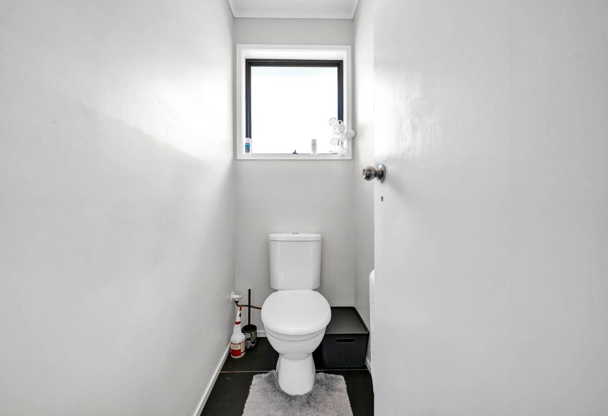 3 beds house with standalone double garage on 684m2 section, close to schools, scenic parks, shopping centres, 0.3 km to West Harbour School, 48 Fitzherbert Avenue, West Harbour, Auckland