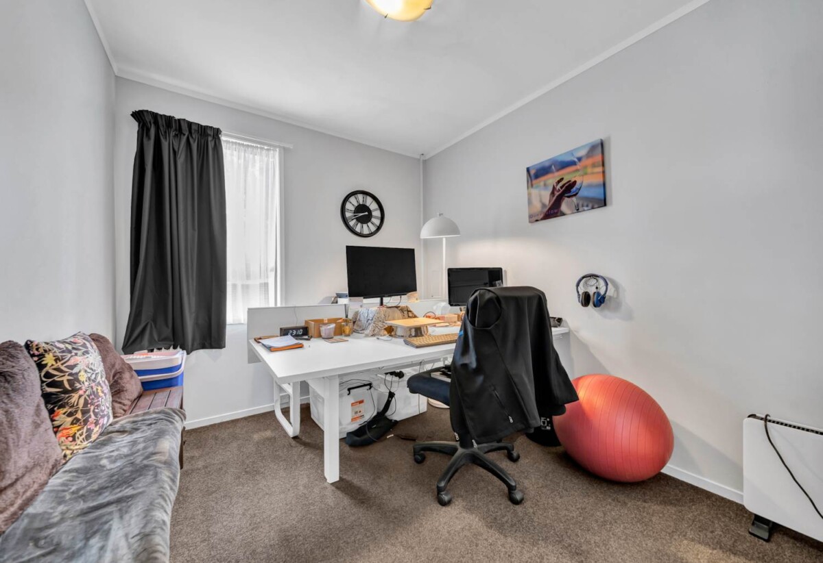 3 beds house with standalone double garage on 684m2 section, close to schools, scenic parks, shopping centres, 0.3 km to West Harbour School, 48 Fitzherbert Avenue, West Harbour, Auckland