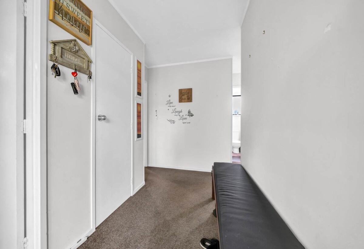 3 beds house with standalone double garage on 684m2 section, close to schools, scenic parks, shopping centres, 0.3 km to West Harbour School, 48 Fitzherbert Avenue, West Harbour, Auckland