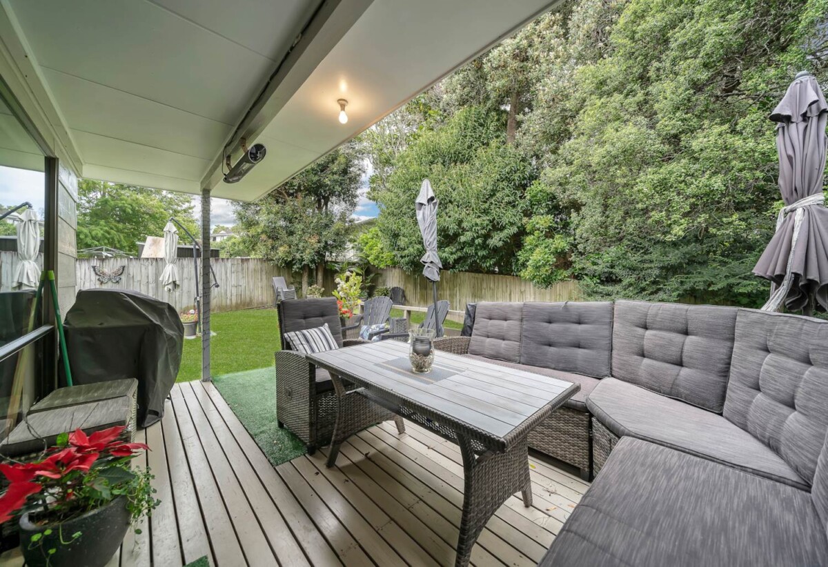 3 beds house with standalone double garage on 684m2 section, close to schools, scenic parks, shopping centres, 0.3 km to West Harbour School, 48 Fitzherbert Avenue, West Harbour, Auckland
