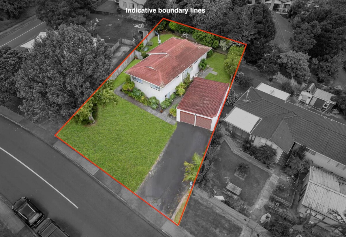 3 beds house with standalone double garage on 684m2 section, close to schools, scenic parks, shopping centres, 0.3 km to West Harbour School, 48 Fitzherbert Avenue, West Harbour, Auckland