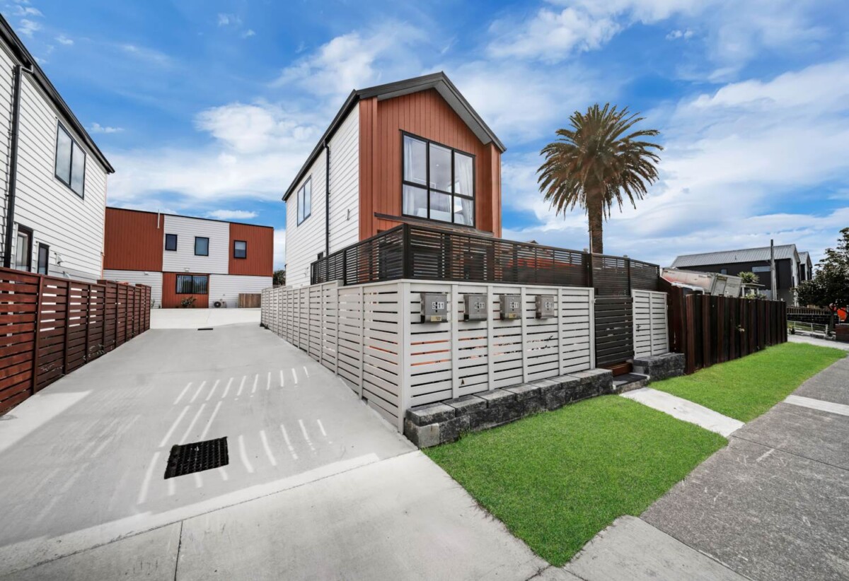 New CV has been updated to $660,000., standalone 2 beds 1.5 baths home with car park, 1.1 km to Papatoetoe West School and Papatoetoe Intermediate, 2.3 km to Papatoetoe High School, 1/11 McLean Avenue, Papatoetoe, Auckland