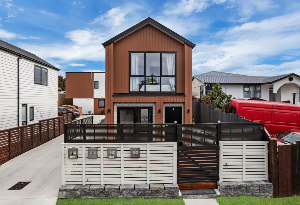 New CV has been updated to $660,000., standalone 2 beds 1.5 baths home with car park, 1.1 km to Papatoetoe West School and Papatoetoe Intermediate, 2.3 km to Papatoetoe High School, 1/11 McLean Avenue, Papatoetoe, Auckland