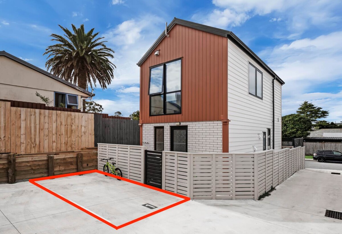 New CV has been updated to $660,000., standalone 2 beds 1.5 baths home with car park, 1.1 km to Papatoetoe West School and Papatoetoe Intermediate, 2.3 km to Papatoetoe High School, 1/11 McLean Avenue, Papatoetoe, Auckland