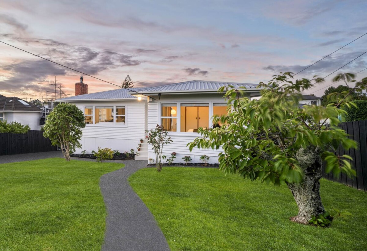 Double Westlake school zone, refurbished 4 beds 1 bath house with double garage on 483m2 section, close to Wairau Park, Sunnynook and Milford shops, schools, beach, motorway access, 0.8 km to Forrest Hill School, 0.9 km to Wairau Intermediate School, 1.2 km to Westlake Boys’ High School, 1.8 km to Westlake Girls’ High School, 5 Havelock Avenue, Forrest Hill, Auckland