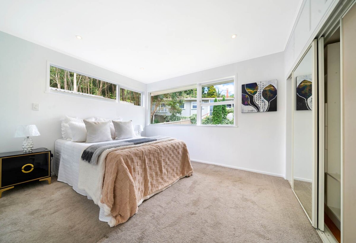 3 beds 2 baths house with garage and workshop on 736m2 section, 1 standalone space with 1 bath and lounge, 0.4 km to New Windsor School, 1.3 km to Lynfield College, 1.8 km to Blockhouse Bay Intermediate, 14 Pasteur Place, New Windsor, Auckland