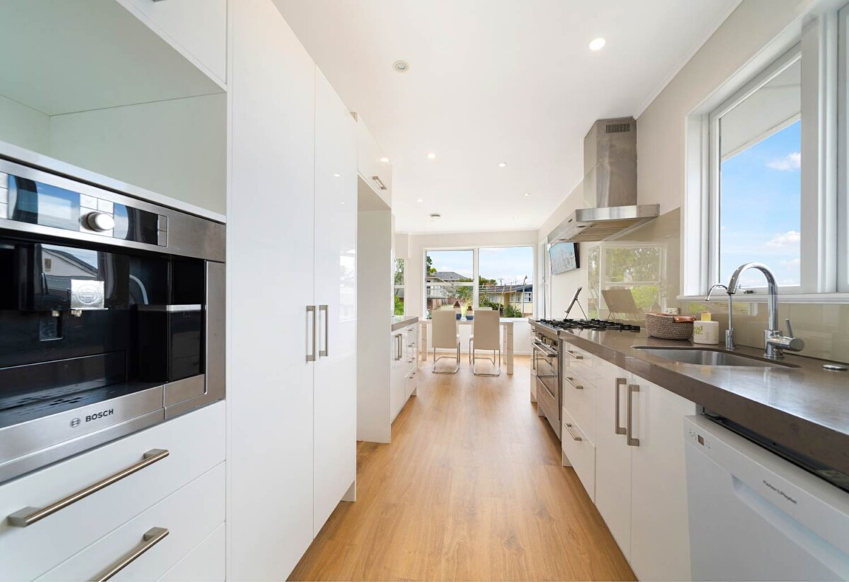 3 beds 2 baths house with garage and workshop on 736m2 section, 1 standalone space with 1 bath and lounge, 0.4 km to New Windsor School, 1.3 km to Lynfield College, 1.8 km to Blockhouse Bay Intermediate, 14 Pasteur Place, New Windsor, Auckland